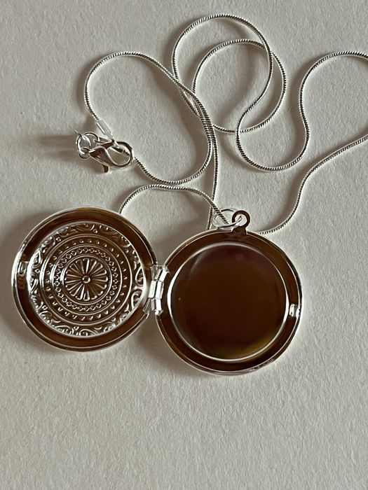 Otwierany wisiorek z łańcuszkiem