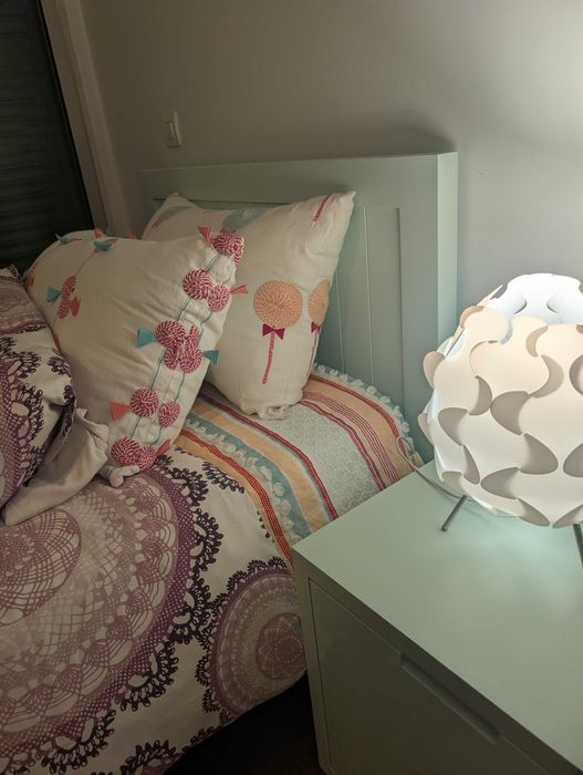 Cama de solteiro em madeira  + mesa de cabeceira  – Verde‑água