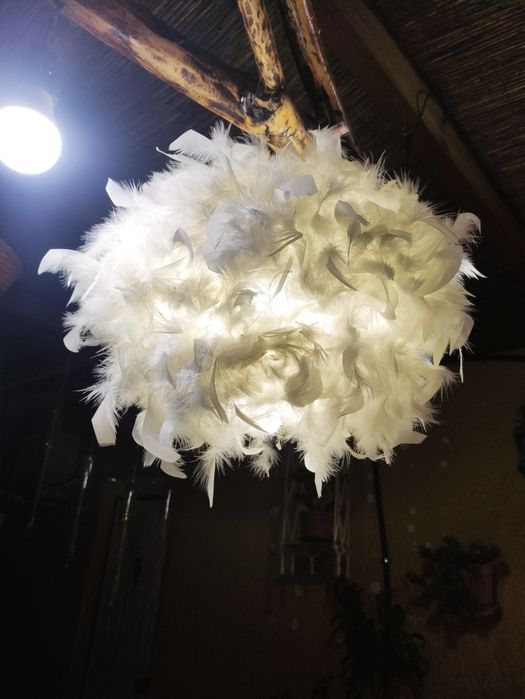 Luminária de penas.