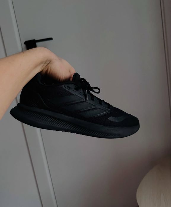 Чорні кросівки Adidas