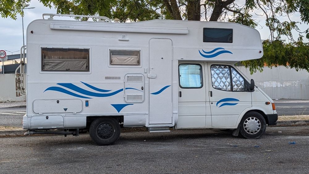 Autocaravana com 4 lugares na cabine virados para a frente e três portas
