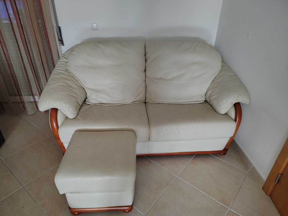 Sofá de pele 2 lugares + Puff