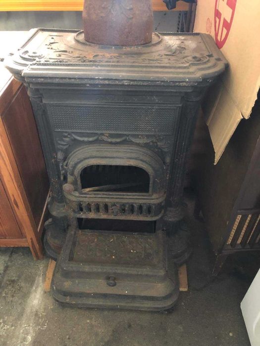 Salamandra antiga em ferro fundido