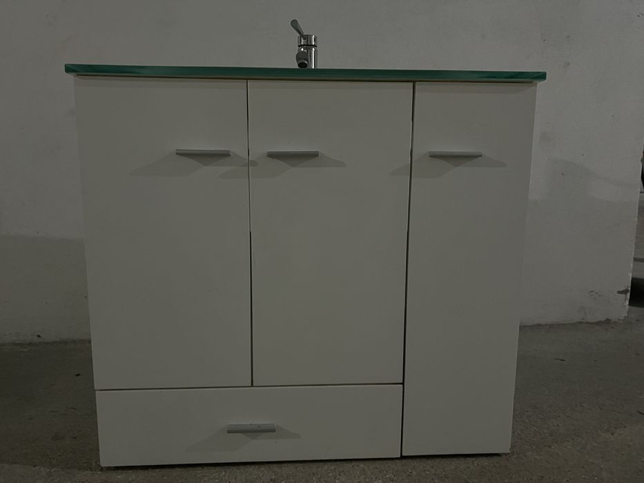 Movel casa de banho em branco lacado e com lavatorio em vidro.