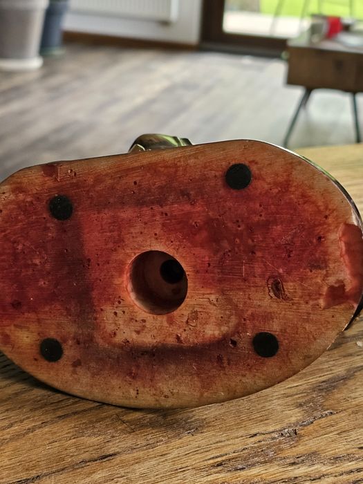 Rzeźba ùściśniete dłonie.