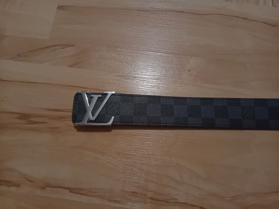 szara klamra czarny pasek z LV