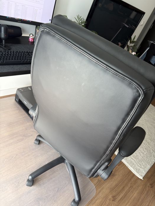 Fotel biurowy w stanie idealnym