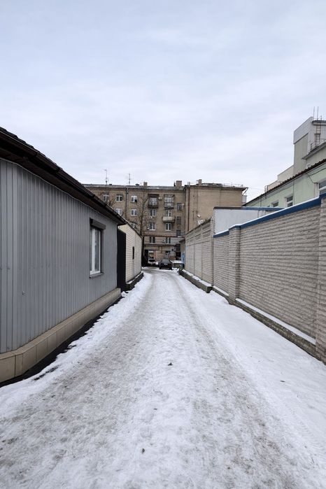 Оренда 4-поверхової офісної будівлі з закритою територією