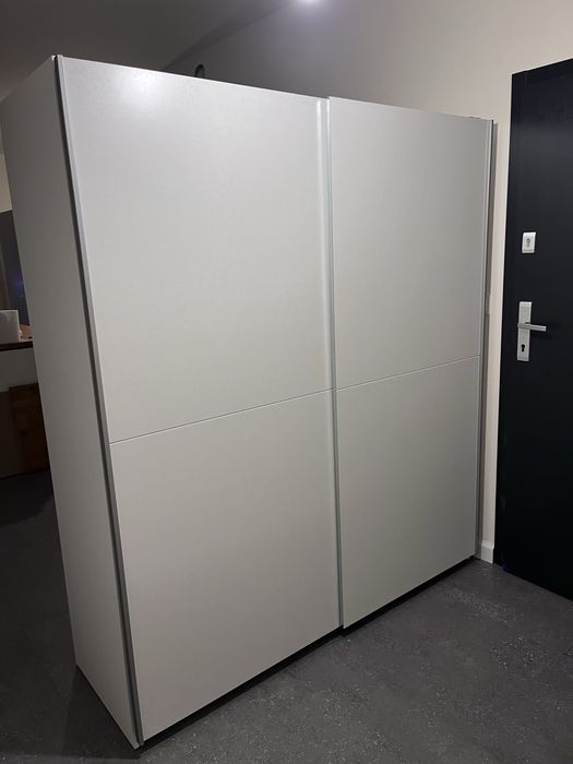 Duża biała szafa drążek półki