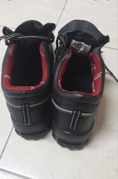 Vendo botas de viqueira de aço novas numero 38 .