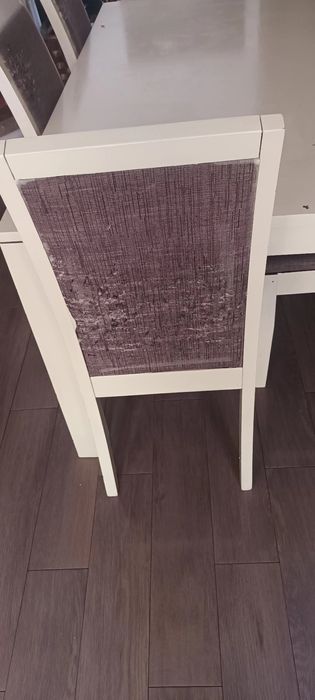 Vendo uma mesa grande com 6 cadeiras em madeira