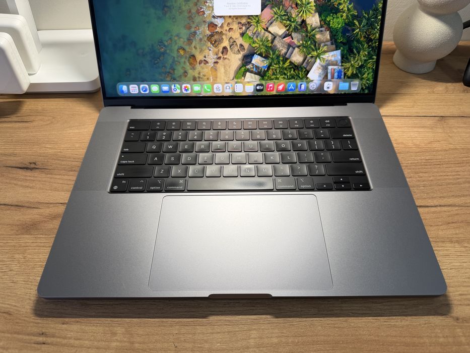 MacBook Pro 16 2023 M2 Max 38 GPU 32GB RAM 1TB SSD