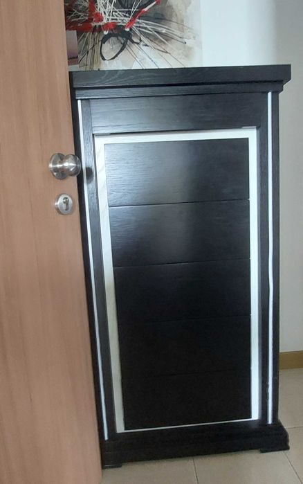 Mobilia, quarto de casal, cama, mesa de cabeceira, mesa de seis gavetas e quatro cubos de parede