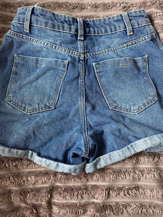 Женские джинсовые шорты.