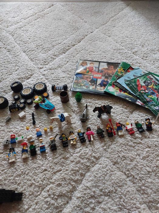 Klocki lego z różnych zestawów plus figurki
