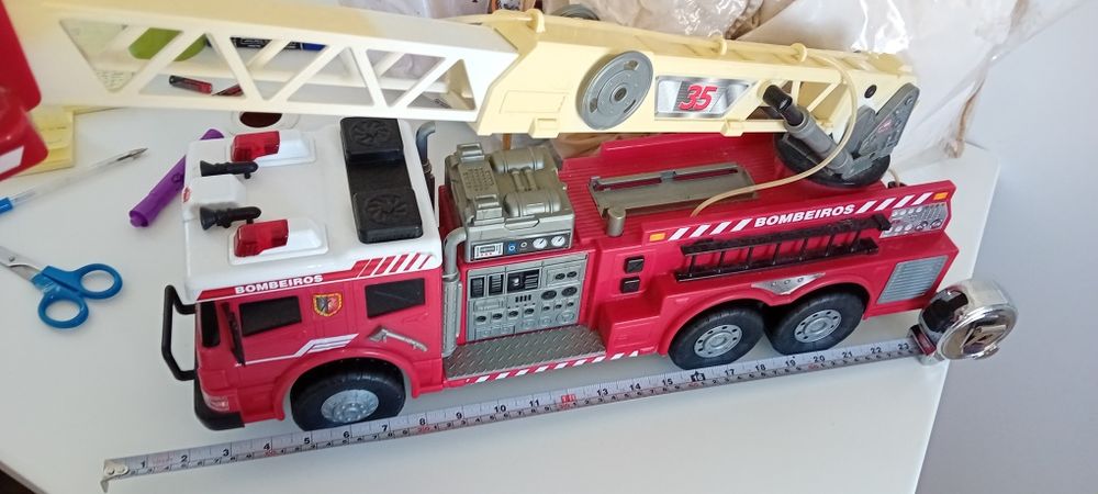 Camião de bombeiros grande com música e com jacto de água