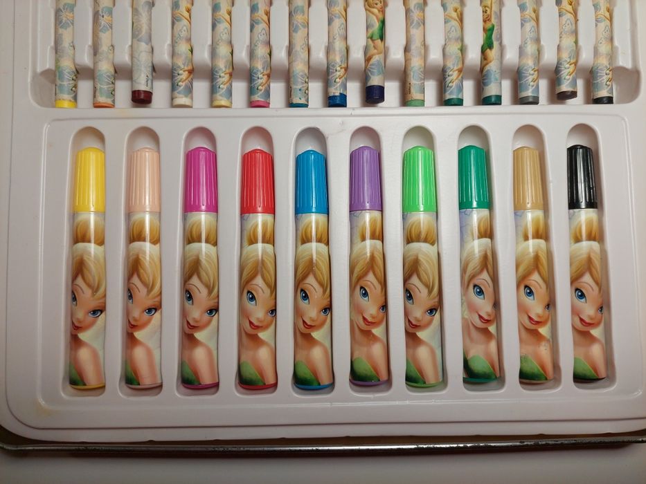 Conjunto de material escolar da Disney
