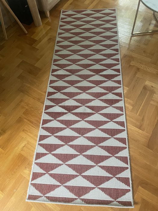Długi, dwustronny chodnik