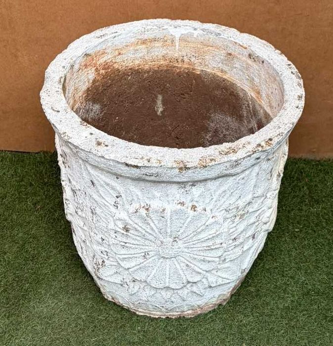 Vasos antigos, em cimento e pó de pedra com decoração, medidas: altura 41X44 cm,