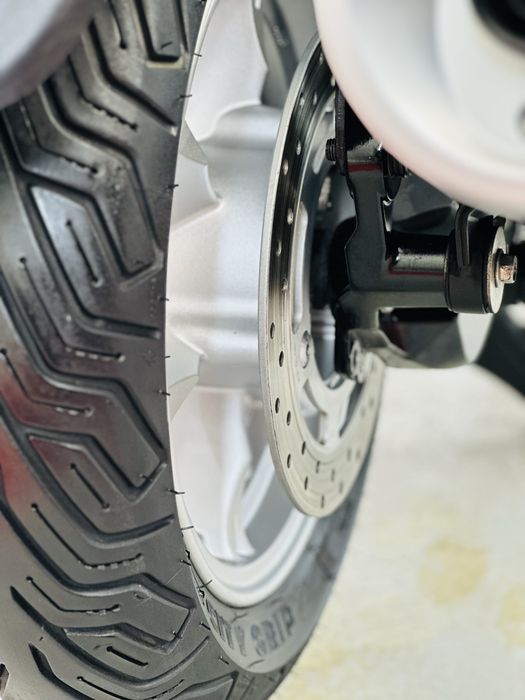 скутер Suzuki Burgman 200 в оригіналі тільки з Японії є доставка