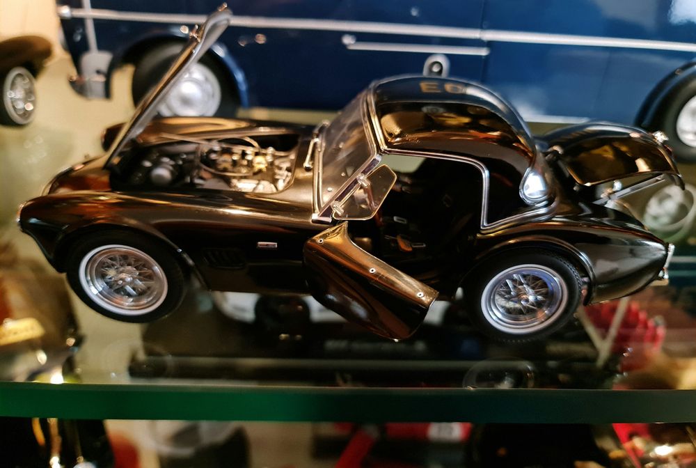 Miniatura Shelby 1:18