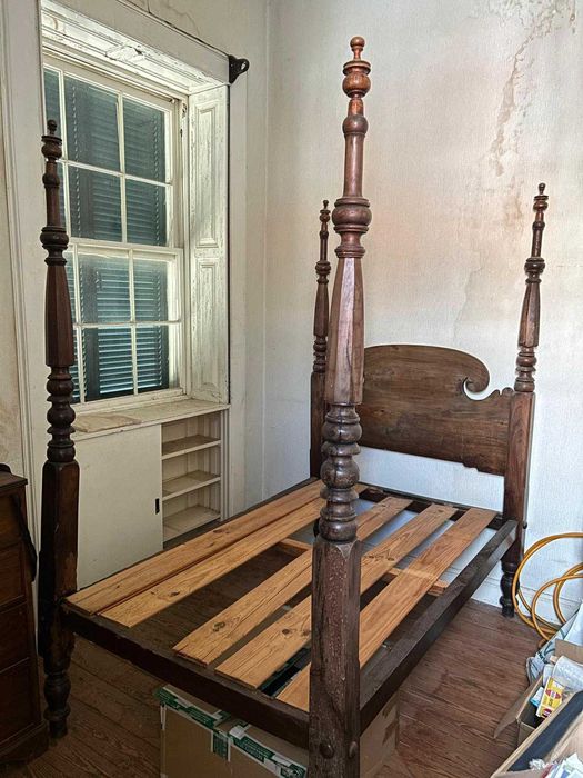 Cama antiga de colunas torneadas (madeira de vinhático) (1880 - 1910)