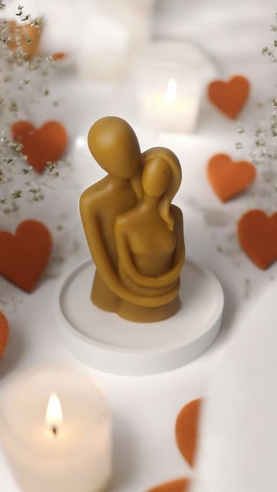 Свічка подарунок Валентина пара обійми натуральна з бджолиного вос