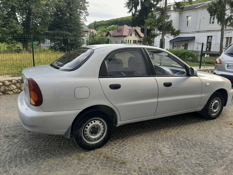 Автомобіль Део Сенс 2013 року