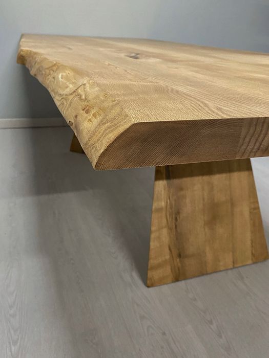 Mesa de jantar de madeira maciça