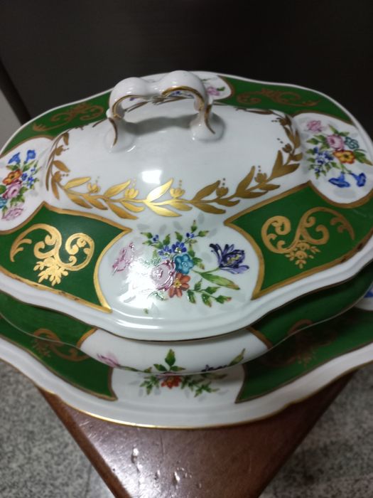 Conjunto de terrina e prato decorativos, pintado à mão