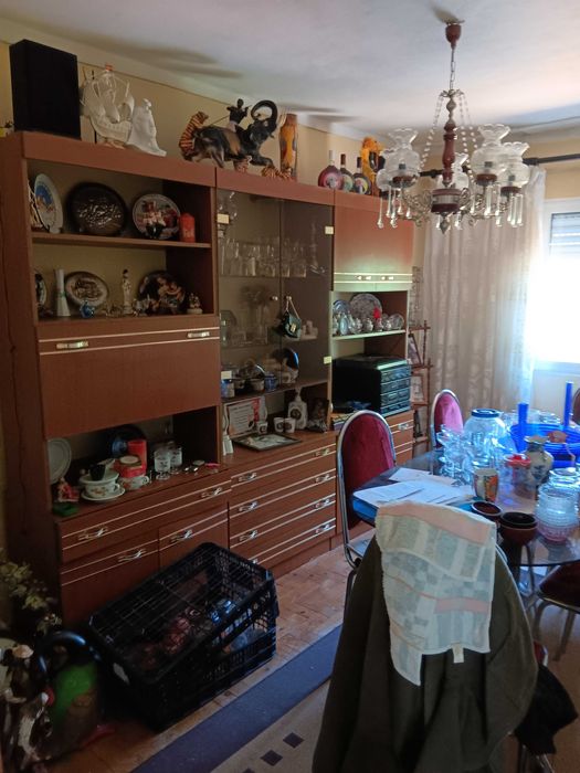 Mobília de sala com móvel,mesa e cadeiras