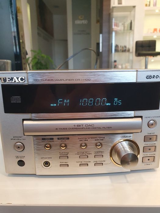 Amplituner TEAC mini z pilotem zastępczym.