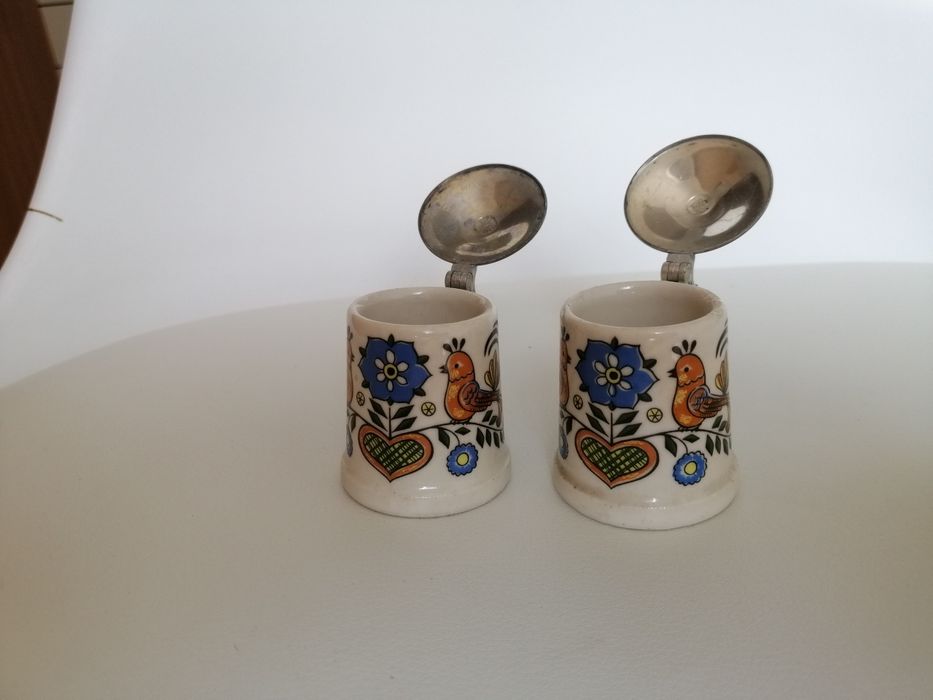 Stare małe malowane kufelki ceramiczne. Cena 1 szt