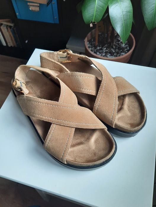 zamszowe sandały stradivarius