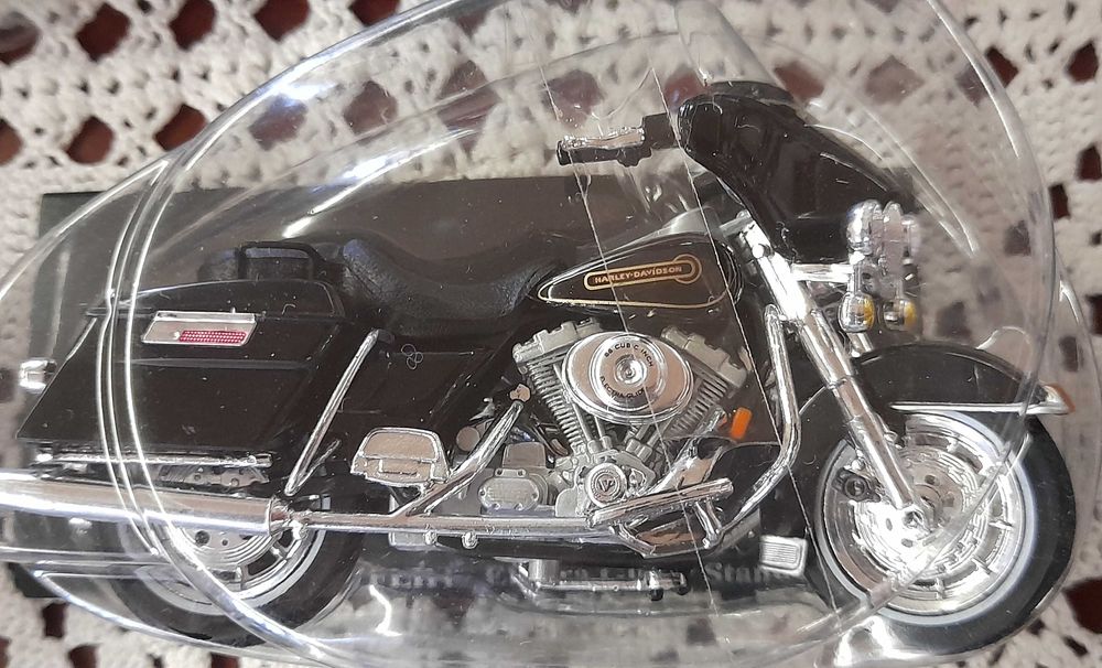 HARLEY DAVIDSON – 50 Modelos, Móvel Expositor e Livro (600 páginas)