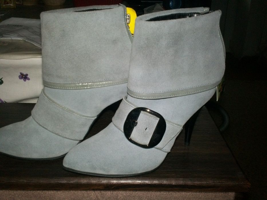 Новые замшевые полусапожки