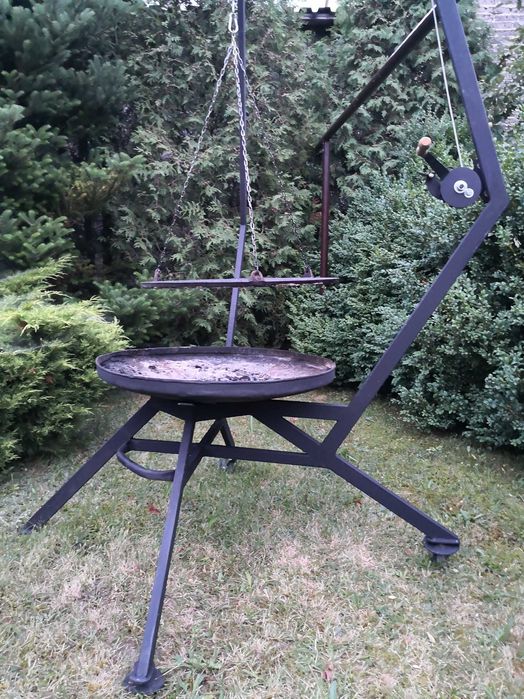 Wiszący grill ogrodowy