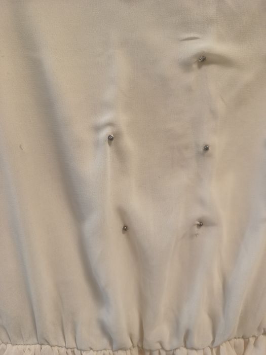 Zwiewna sukienka z dżetami perełkami