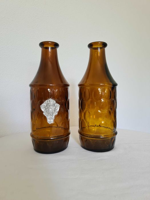 Conjunto de garrafas e copos em vidro