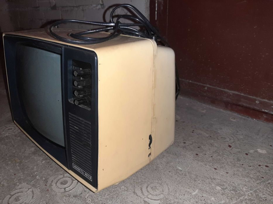 Telewizor JUNOST 402B czarno-biały