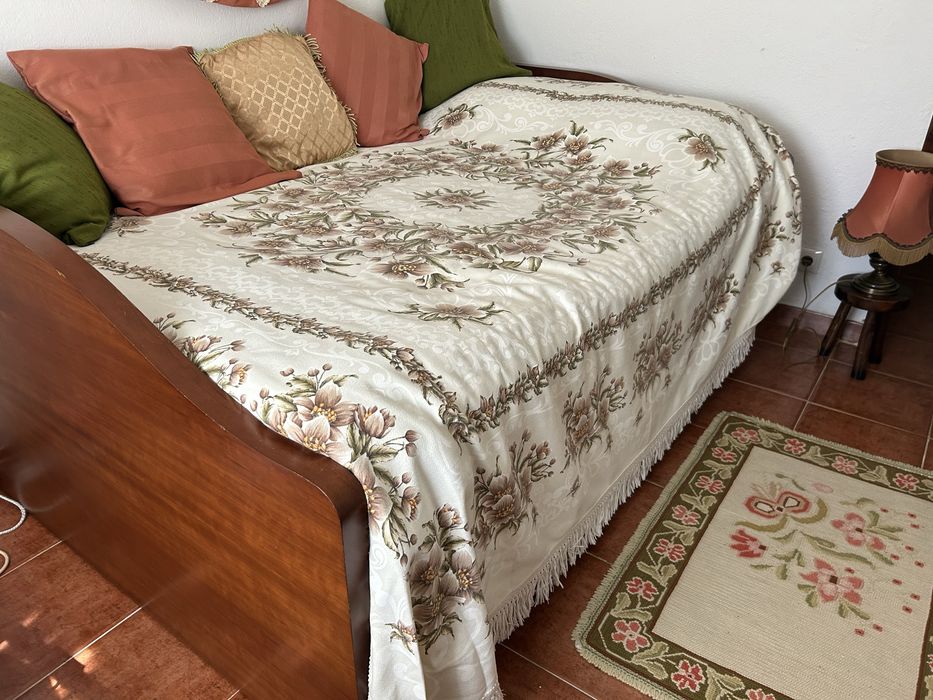 Vendo cama de corpo e meio em cerejeira