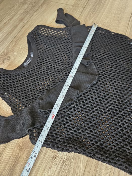 Krótka bluzka Bershka z siateczki z falbanką corp top