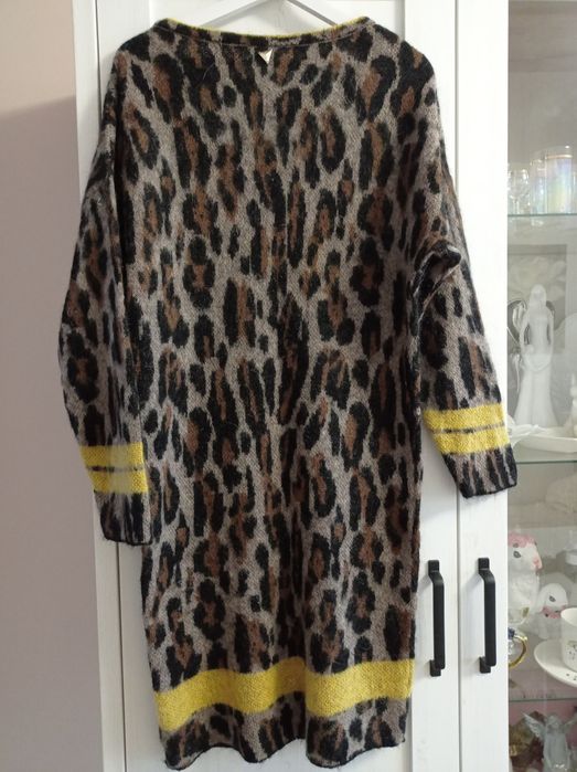 Sukienka oversize w panterkę Guess