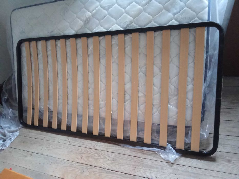 estrad solteiro + 4 malas+mobili quarto+2 mezinhas cabcei + comeda