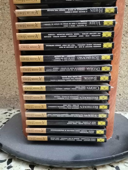 Coleção de CDs e livros música clássica.