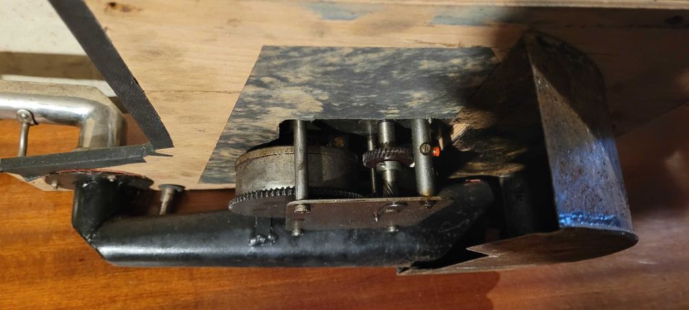Mechaniczny gramofon na części