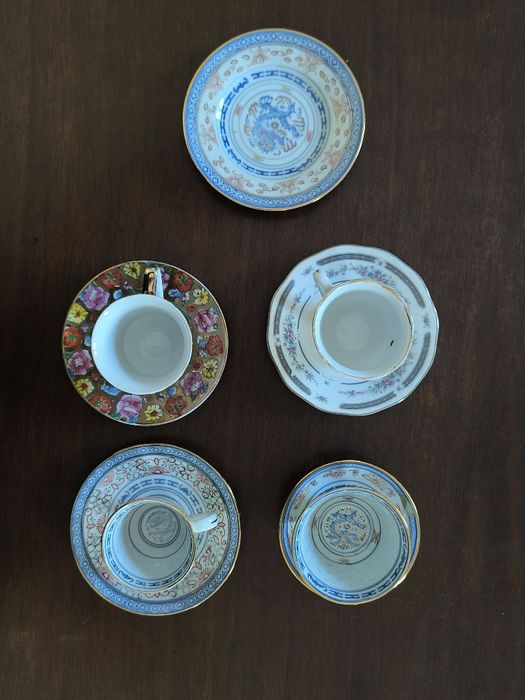 Conjunto de chávenas de porcelana