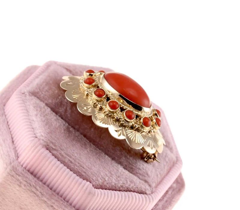 Urocza brosza z naturalnym koralem – złoto 585