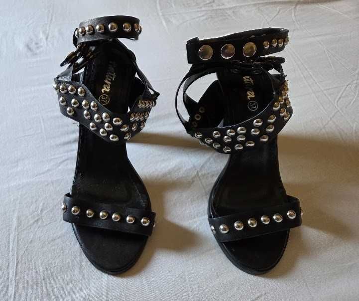 Sandálias pretas Fashion de pele com tachas de metal- Natura