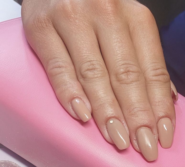 Paznokcie hybrydowe żelowe manicure pedicure klasyczny warszawa